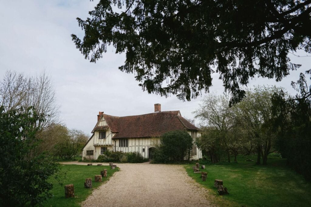 Altes Haus am Ende eines Schotterweges